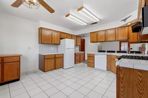 Kitchen - 927 Elderwood Ln, Lemoore, CA 93245 photo 6 of 7