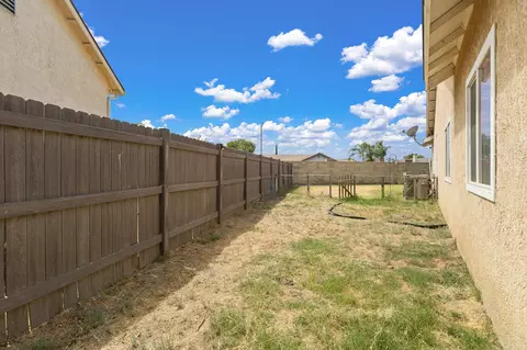 Exterior - 671 Vista Ct, Lemoore, CA 93245 photo 5 of 6
