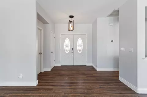 Entry Way - 671 Vista Ct, Lemoore, CA 93245 photo 2 of 7