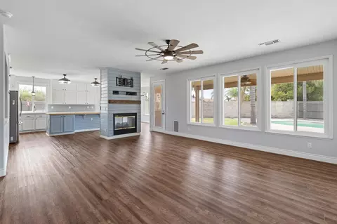 Living - 671 Vista Ct, Lemoore, CA 93245 photo 2 of 6