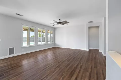 Living - 671 Vista Ct, Lemoore, CA 93245 photo 3 of 6