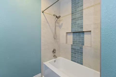 Bath - 671 Vista Ct, Lemoore, CA 93245 photo 7 of 7