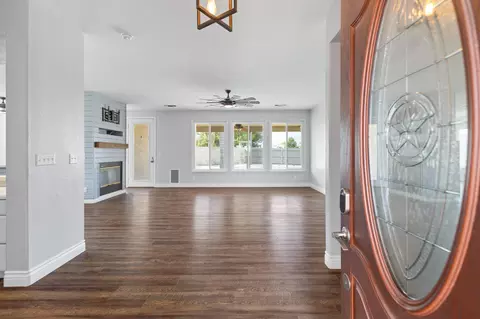 Entry Way - 671 Vista Ct, Lemoore, CA 93245 photo 1 of 7
