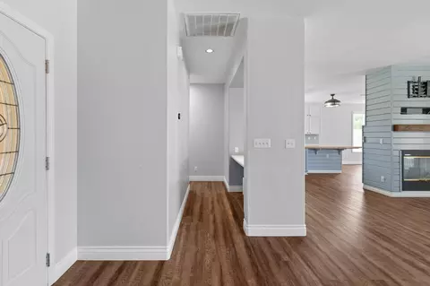 Entry Way - 671 Vista Ct, Lemoore, CA 93245 photo 5 of 7