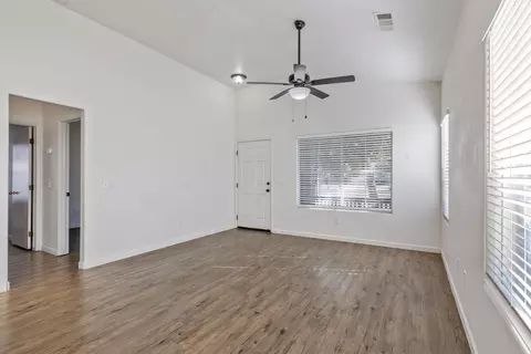 Living - 1404 Bradley Ct, Exeter, CA 93221 photo 2 of 3