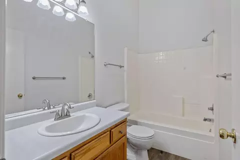 Bath - 1404 Bradley Ct, Exeter, CA 93221 photo 2 of 3