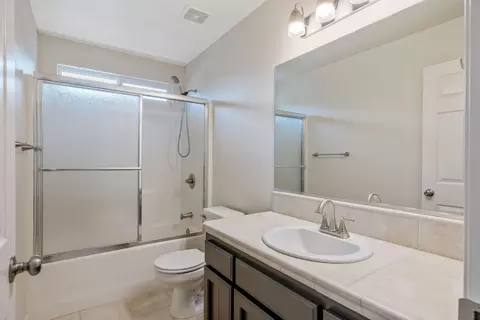 Bath - 1404 Bradley Ct, Exeter, CA 93221 photo 3 of 3