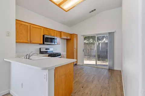 Kitchen - 1404 Bradley Ct, Exeter, CA 93221 photo 3 of 4