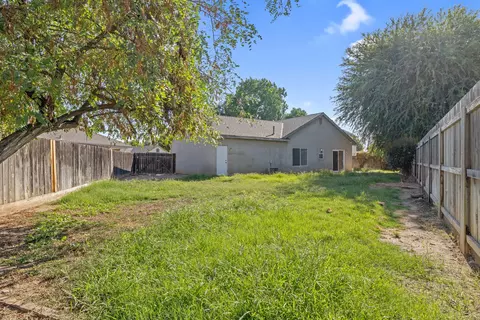 Exterior - 1404 Bradley Ct, Exeter, CA 93221 photo 5 of 11