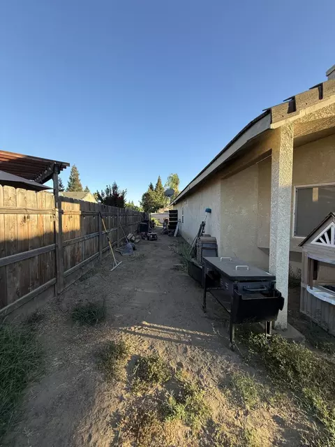 Exterior - 3942 E Four Creeks Ct, Visalia, CA 93292 photo 4 of 11
