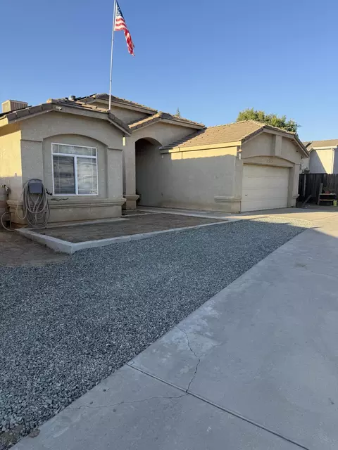 Exterior - 3942 E Four Creeks Ct, Visalia, CA 93292 photo 2 of 11