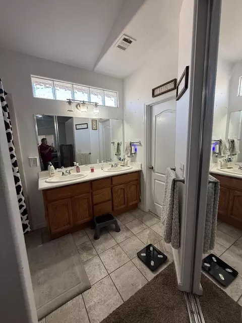 Bath - 3942 E Four Creeks Ct, Visalia, CA 93292 photo 1 of 2