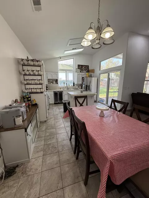 Kitchen - 3942 E Four Creeks Ct, Visalia, CA 93292 photo 4 of 5