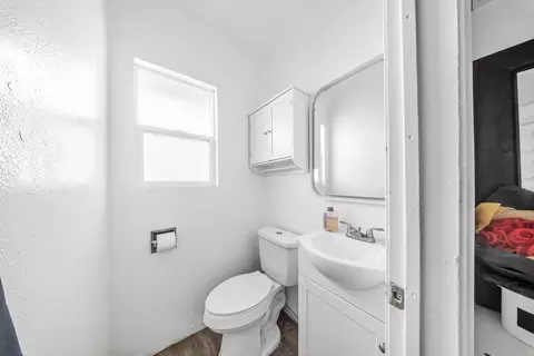 Bath - 1224 El Monte Way, Dinuba, CA 93618 photo 3 of 4