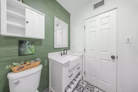 Bath - 1224 El Monte Way, Dinuba, CA 93618 photo 4 of 4