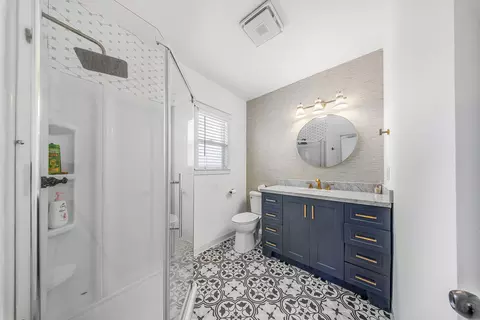Bath - 1224 El Monte Way, Dinuba, CA 93618 photo 2 of 4