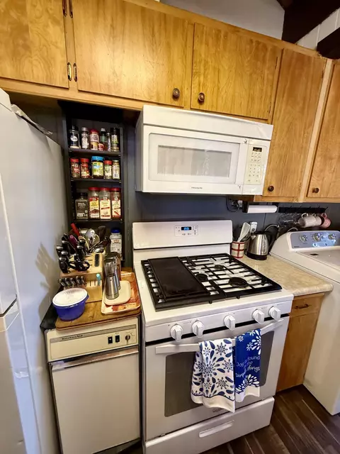 Kitchen - 57524 Crest Dr, Springville, CA 93265 photo 2 of 6