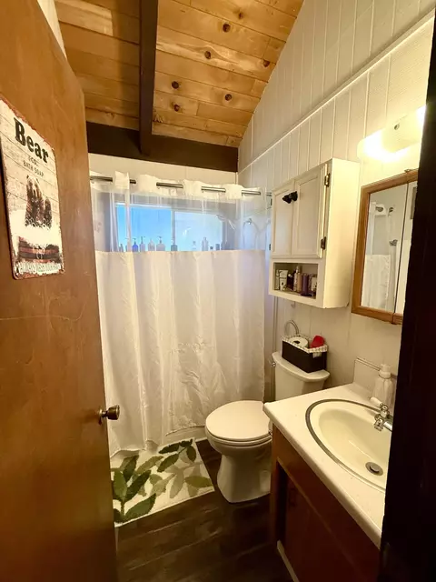 Bath - 57524 Crest Dr, Springville, CA 93265 photo 1 of 5