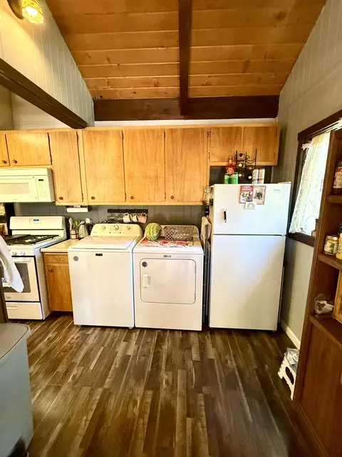 Kitchen - 57524 Crest Dr, Springville, CA 93265 photo 3 of 6