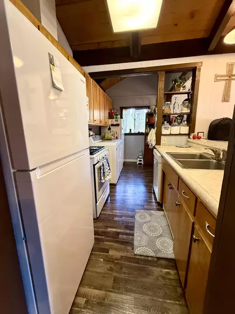 Kitchen - 57524 Crest Dr, Springville, CA 93265 photo 1 of 6