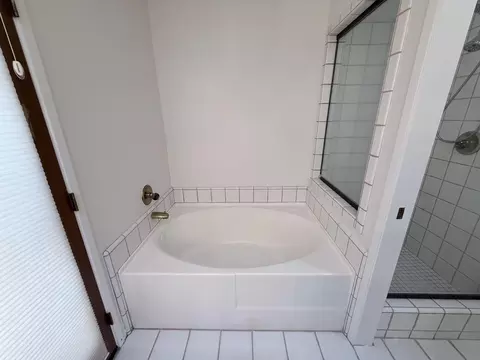 Bath - 2300 E Iris Ave, Visalia, CA 93292 photo 4 of 5