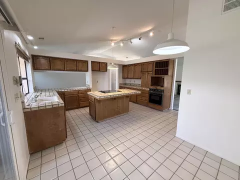 Kitchen - 2300 E Iris Ave, Visalia, CA 93292 photo 3 of 7