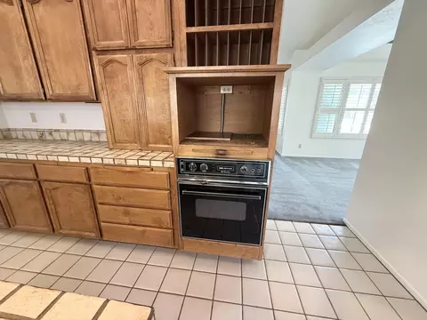 Kitchen - 2300 E Iris Ave, Visalia, CA 93292 photo 4 of 7