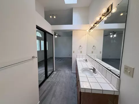 Bath - 2300 E Iris Ave, Visalia, CA 93292 photo 3 of 5