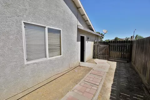 Exterior - 799 Daphne Ln, Lemoore, CA 93245 photo 11 of 12