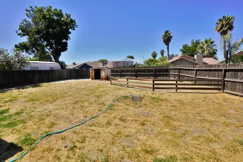 Exterior - 799 Daphne Ln, Lemoore, CA 93245 photo 5 of 12