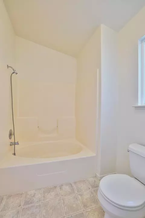Bath - 799 Daphne Ln, Lemoore, CA 93245 photo 4 of 6