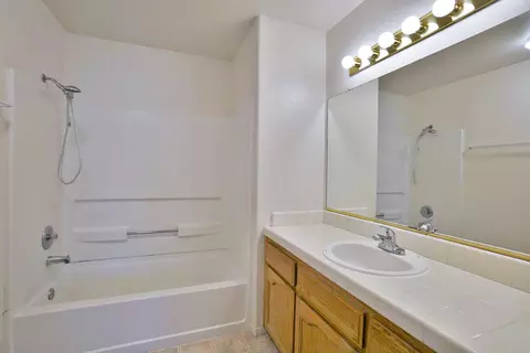 Bath - 799 Daphne Ln, Lemoore, CA 93245 photo 1 of 6