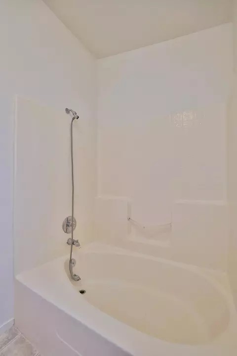 Bath - 799 Daphne Ln, Lemoore, CA 93245 photo 5 of 6