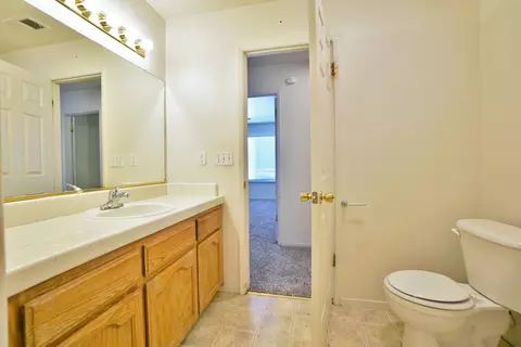 Bath - 799 Daphne Ln, Lemoore, CA 93245 photo 2 of 6