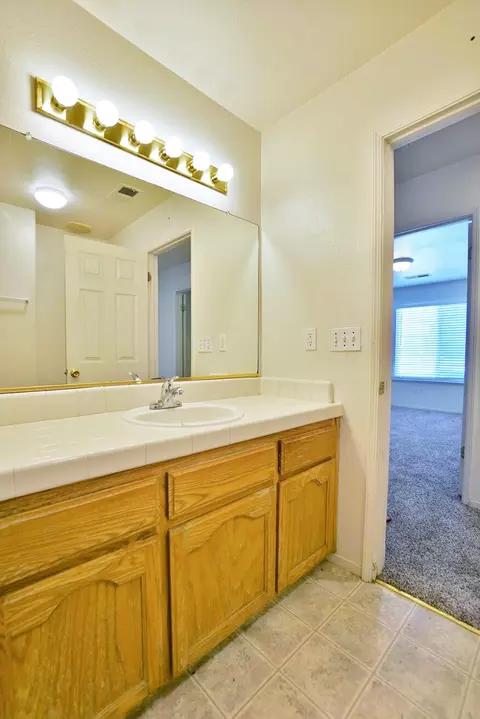 Bath - 799 Daphne Ln, Lemoore, CA 93245 photo 3 of 6