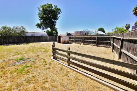 Exterior - 799 Daphne Ln, Lemoore, CA 93245 photo 6 of 12