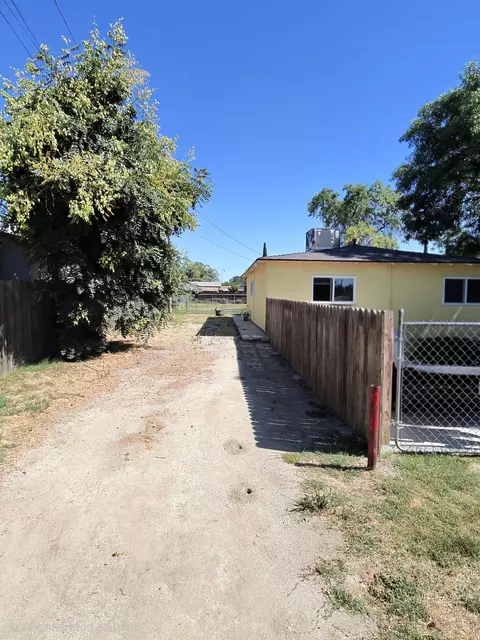 Exterior - 304 W Compton Ave, Pixley, CA 93256 photo 4 of 5