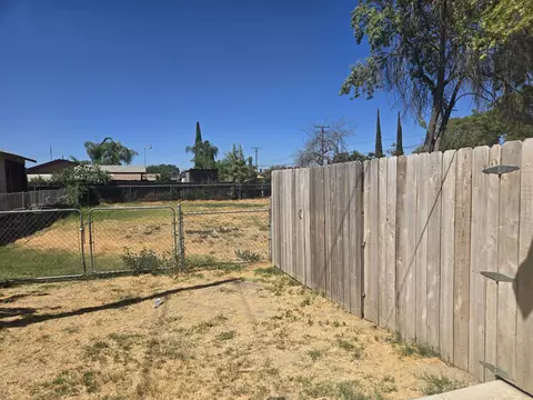 Exterior - 304 W Compton Ave, Pixley, CA 93256 photo 2 of 5