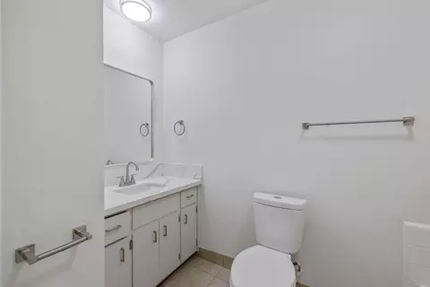 Bath - 1592 E Sonora Ave, Tulare, CA 93274 photo 1 of 2
