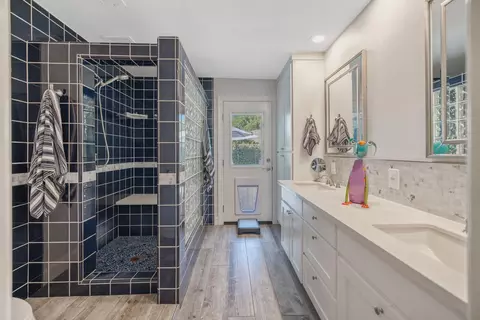 Bath - 3106 W Hyde Ave, Visalia, CA 93291 photo 3 of 5