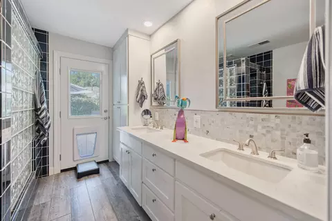Bath - 3106 W Hyde Ave, Visalia, CA 93291 photo 2 of 5