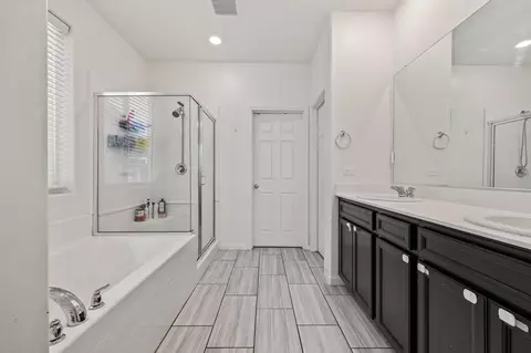 Bath - 3541 E Laura Ave, Visalia, CA 93292 photo 1 of 2