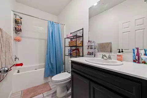 Bath - 3541 E Laura Ave, Visalia, CA 93292 photo 2 of 2