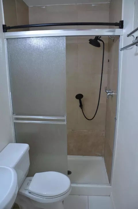 Bath - 19663 Royal Ln, Lemoore, CA 93245 photo 5 of 5