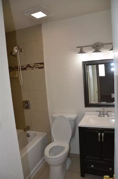 Bath - 19663 Royal Ln, Lemoore, CA 93245 photo 1 of 5