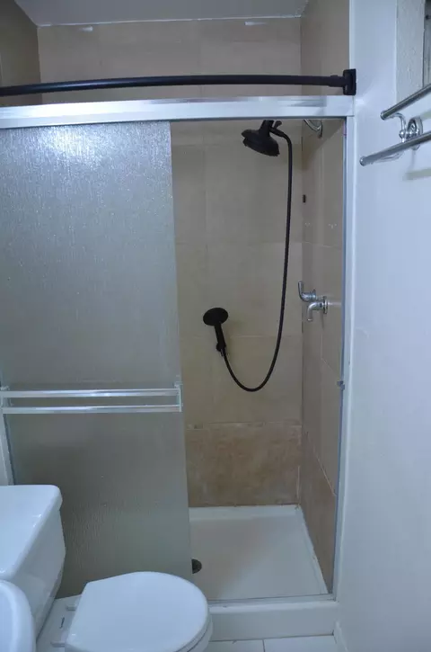Bath - 19663 Royal Ln, Lemoore, CA 93245 photo 3 of 5