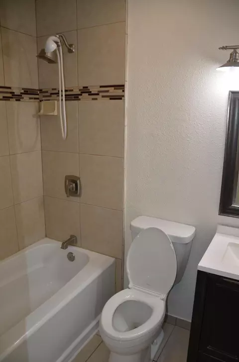 Bath - 19663 Royal Ln, Lemoore, CA 93245 photo 2 of 5