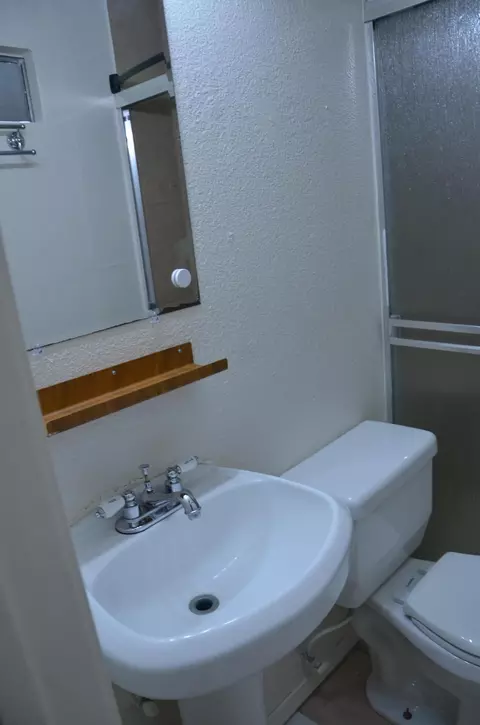 Bath - 19663 Royal Ln, Lemoore, CA 93245 photo 4 of 5