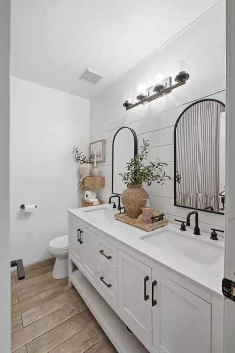 Bath - 2027 E Ash Ave, Tulare, CA 93274 photo 1 of 3