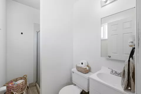 Bath - 2027 E Ash Ave, Tulare, CA 93274 photo 2 of 3
